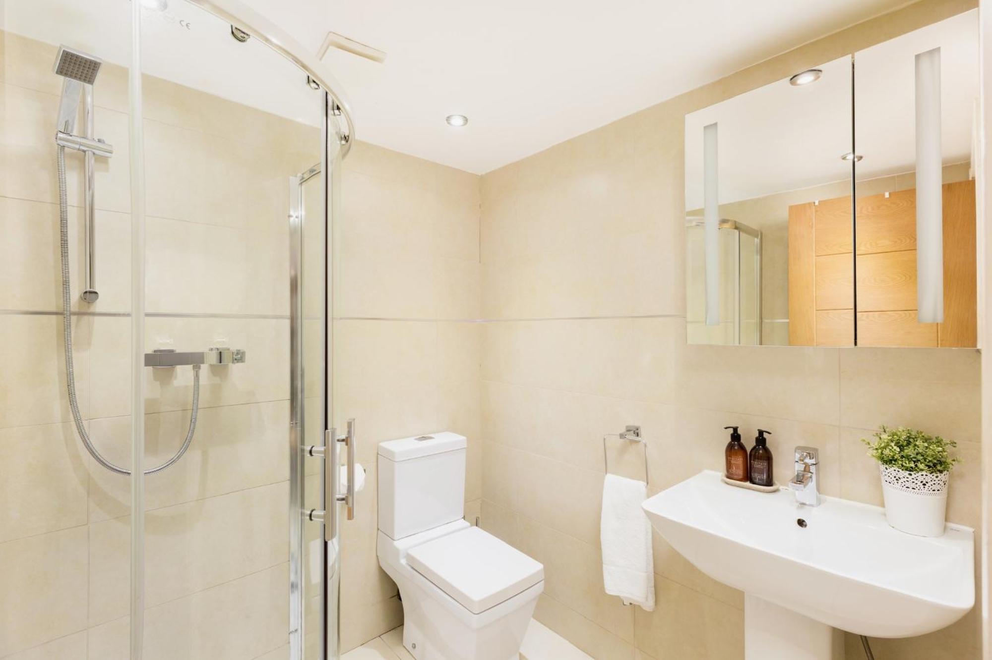 High End Luxury Townhouse In Jq, 4 Bedrooms, Flat Screen Tv In All Rooms, Free Parking, Near Birmingham City Centre Deposit Required Exterior foto